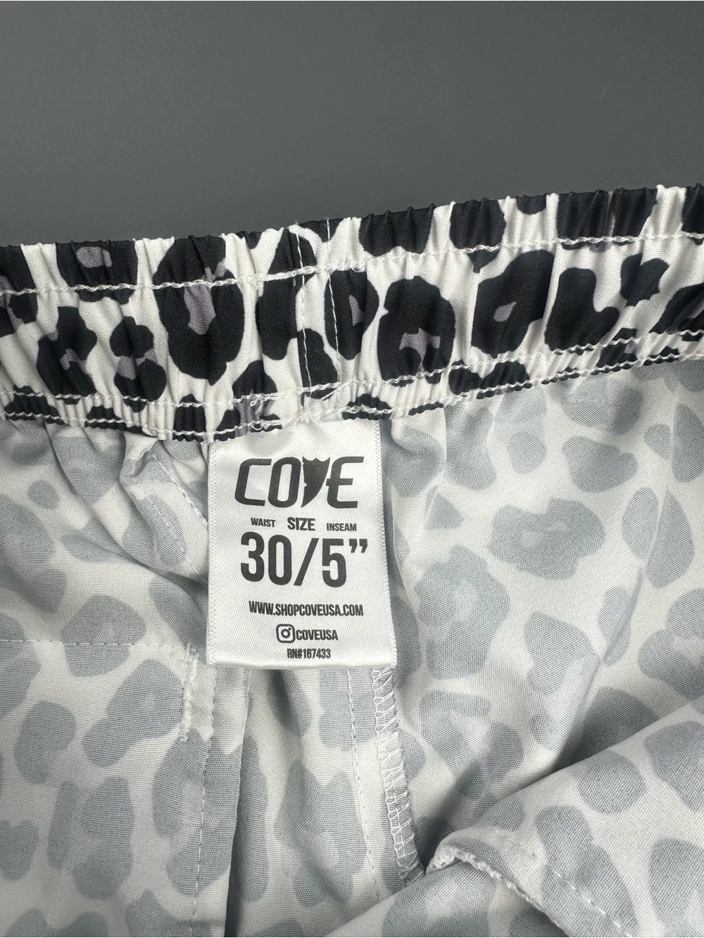 Cove Leopard Shorts Men’s 30 5” Inseam White Black Swim Gym Stretch Zip Pockets